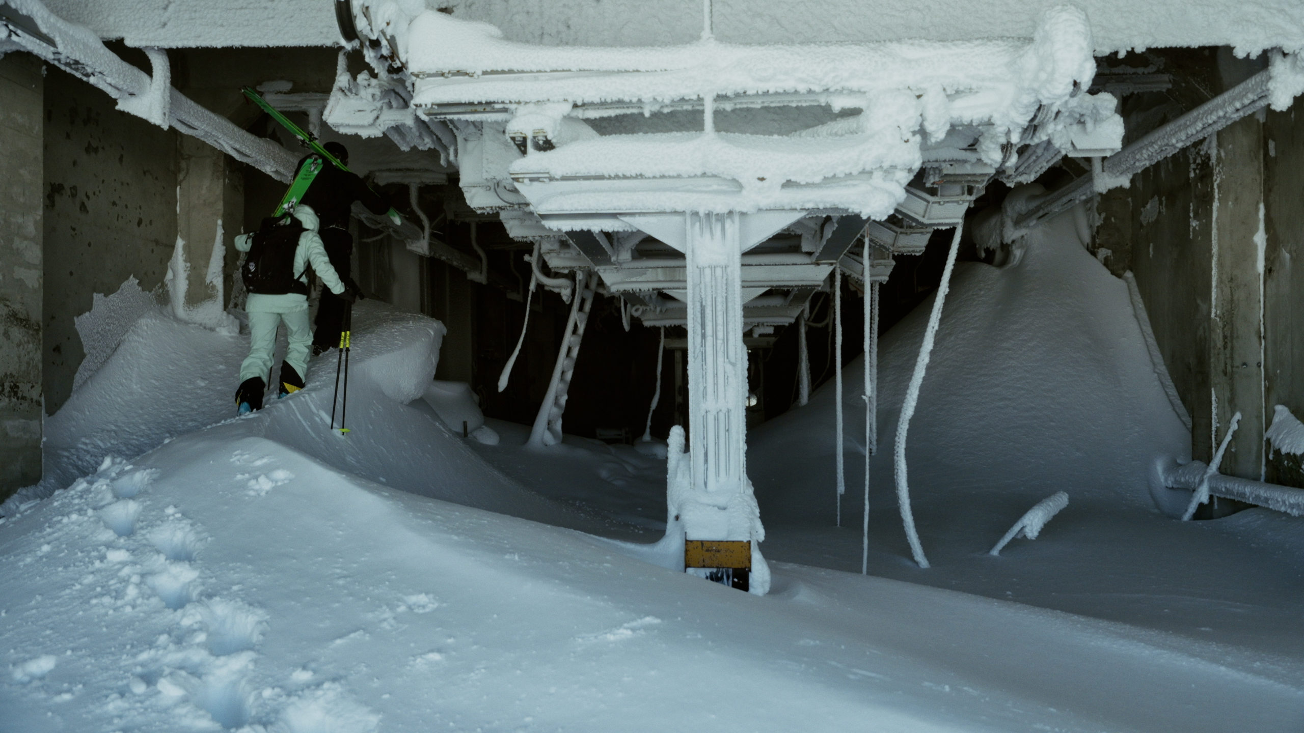 The Ghost Resorts - Black Crows - Super Saint Bernard